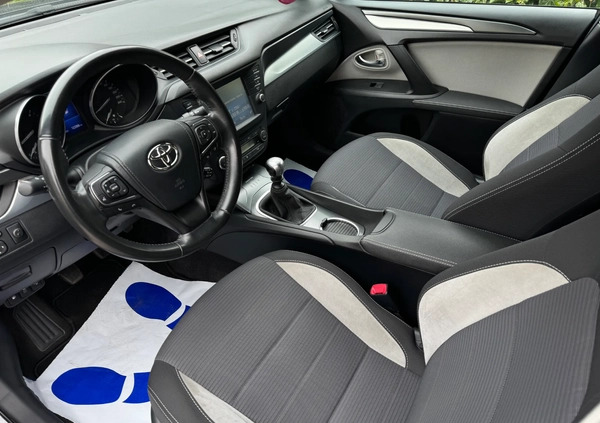 Toyota Avensis cena 59999 przebieg: 123400, rok produkcji 2018 z Knurów małe 704